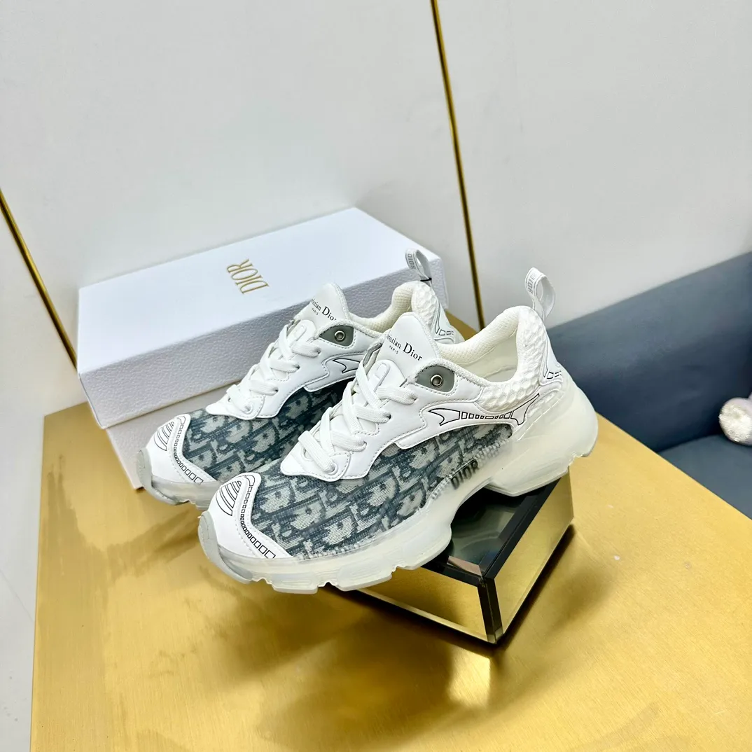👟👟Ex-factory price 700👟👟 Top version 🌟🌟Dior 2024 spring and summer catwalk new style Vibe iconic fashion modern sports dad shoes CD letter logo Oblique printed pattern lace-up color-blocking thick-soled running shoes Stars' same jelly color casual women's shoes The top high-end version on the market Material: The upper is made of special technology with mesh fabric spliced with metal cowhide + environmentally friendly breathable fabric lining + original molded Tpu combination outsole. Bottom thickness: 4CM Size: 35-40 standard code (34.41 customization is not returnable)